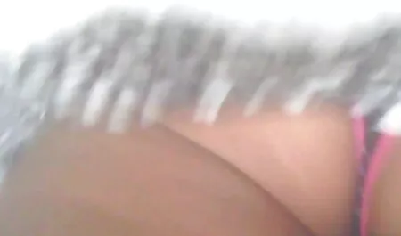 فتاة جميلة تذهب افلام جنس العائلة لزيارة جارها.