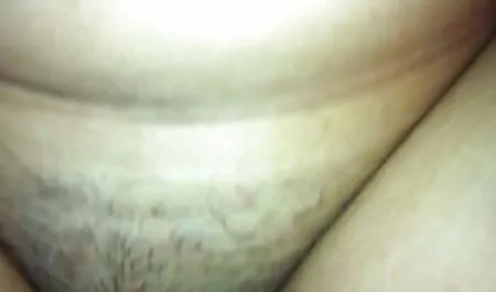 الرجل مع اثنين من افلام جنسي مترجم الصديقات على طاولة المطبخ.