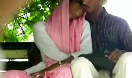 رجل افلام كرتون جنس أسود نشر ساقيه مع كل منهما.