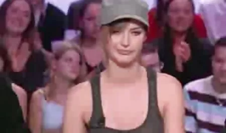 جلست على وسادة استمناء. فيلم سكس جنس