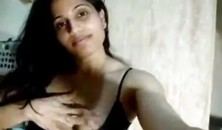 عدد قليل من افلام جنس فرنسي قديم تقديم فيلم في المنزل في غرفة جميلة.