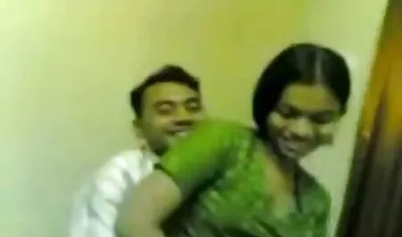 يعمل في متجر افلام سكس تبادل زوجات مترجم لبيع الملابس