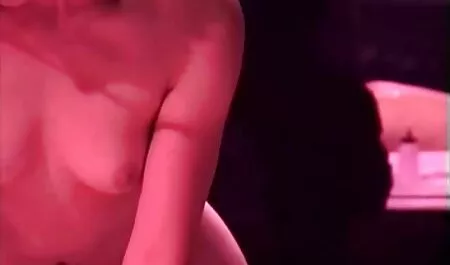 الزوجين على الأريكة أثناء إجراء المقابلات. افلام سكس فرنسي مترجم